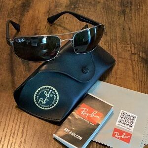 Authentic BRAND NEW Ray-Ban Sunglasses/Case/Wipe (RB3445)